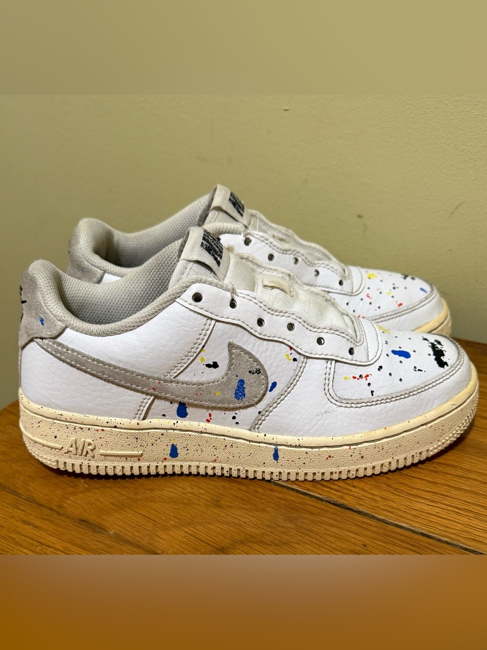 Nike Kids White Low-Top Sneakers with Multicolor Paint Splatter